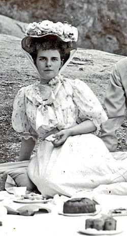 Edwardian Picnic, Edwardian Photos, Victorian Picnic, Edwardian Tea Dress, Edwardian Women, Picnic At Hanging Rock, 1900s Fashion, Victorian Clothing, A Picnic