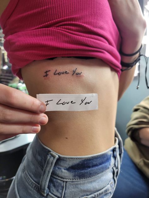 Tattoos To Get For Mom, Tattoos For First Love, I Love You Rib Tattoo, Simple Tattoos Ribs, Tattoo To Get For Your Mom, Tattoos For Ur Mom, Hand Writing Tattoo Memorial, Tattoos For Lossed Loved Ones, Meaningful First Tattoos