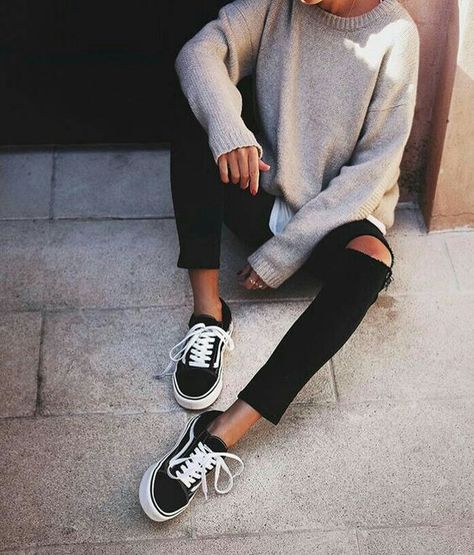 VANS OLD SKOOL SNEAKER Vans Outfit Girls, Old Skool Outfit, Vans Old Skool Outfit, Vans Outfit, Black Ripped Jeans, Comfy Sweaters, Mode Inspo, Distressed Black Jeans, Casual Fall Outfits