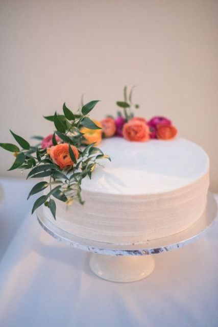 a one-tier wedding cake idea with buttercream frosting and fresh flowers is a very chic and stylsh idea - Weddingomania Wedding Cake With Buttercream, Wedding Cake Simple Buttercream, Cake With Buttercream Frosting, Vegan Wedding Cake, Wedding Cake Prices, Cake With Buttercream, Small Wedding Cakes, Vegan Wedding, Rooftop Wedding