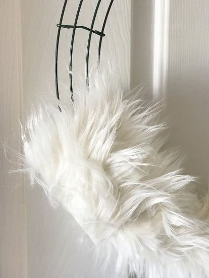 White Fur Wreath, Faux Fur Projects Diy, Faux Fur Wreath Christmas, Styrofoam Wreaths Diy, Fur Wreath Christmas, Fur Wreaths, Faux Fur Wreath, Fur Crafts, Fur Wreath