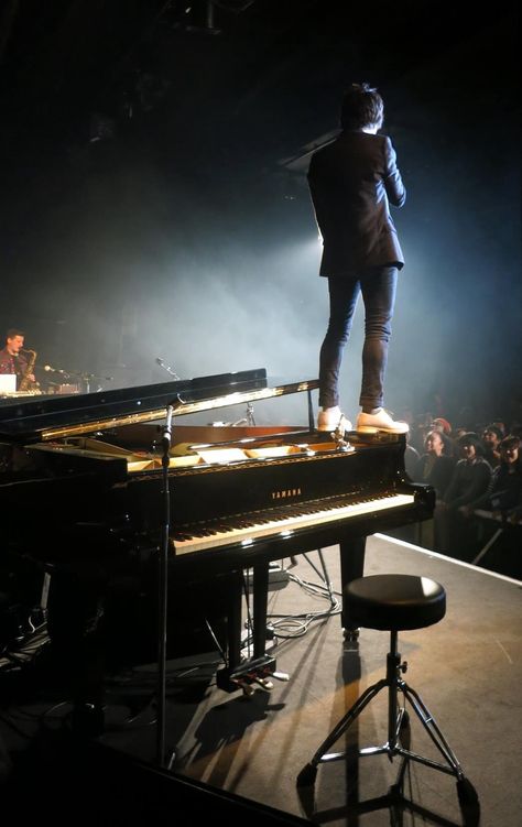 Jamie Cullum Stage Photography, Jamie Cullum, Stylish People, Jazz Standard, Piano Art, Kings Of Leon, Concert Aesthetic, Miles Davis, The Black Keys