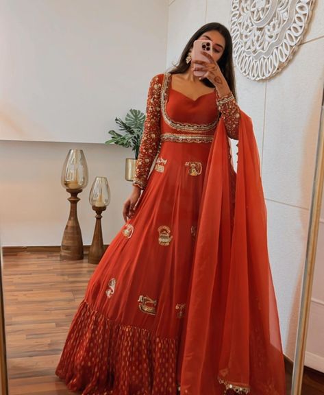 Red Ethnic Wear, Bandhani Dresses, Pretty Winter Outfits, Simple Dressing, Designer Anarkali Dresses, Trendy Outfits Indian, Club Aesthetic, Long Gown Design, Lehenga Designs Simple