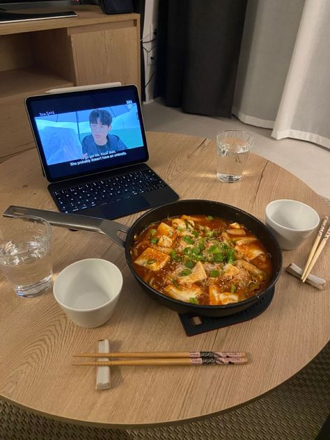 : watch your favorite K-drama while enjoying a delicious and spicy tteokbokki (rice cake).#datingtips #relationshipgoals #loveanddating #datingadvice #couplegoals Korean Sleepover Aesthetic, Drama Watching Aesthetic, Asian Drama Aesthetic, Watching Drama Aesthetic, Asian Bf Aesthetic, Korea Lunch Food, Korean Night Life, Korean Sleepover, Korean Date Aesthetic