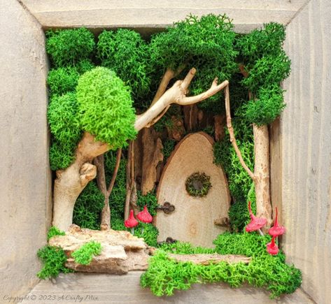 Diy Small Wall Decor, Fairy Diaroma, Fairy Forest Painting, Easy Painting On Canvas, Forest Tutorial, Easy Things To Paint, Scandinavian Moss, Moss Fairy, Mos Wand