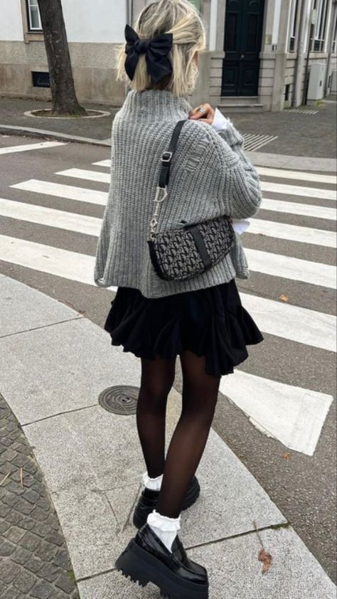 Fall Skirt Outfits, Fall Skirt, Skirt Outfits Fall, Skandinavian Fashion, Chique Outfits, Paris Outfits, Looks Street Style, Looks Chic, Autumn Outfit