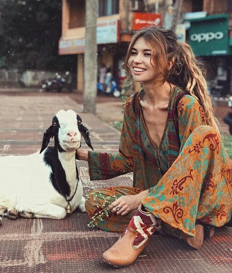 Boho clothing boutique: @bohoholic.tribe #bohostyle #bohokleidung #bohomoments #bohogirl #hippieboutique #boholife Bohemian Schick, Beautiful Boho Dresses, Hippie Maxi Dress, Estilo Hippy, Boho Inspiration, Boho Life, Hippie Style Clothing, Boho Hippie Chic, Bohemian Lifestyle