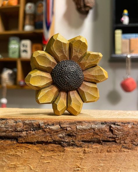 Fall Wood Carving, Wood Carved Flowers, Sunflower Wood Carving, Wood Carving Inspiration, Wooden Sunflowers Diy, Carved Flowers In Wood, Small Wood Carving Projects, Wood Carving Beginner, Dremel Wood Carving Ideas