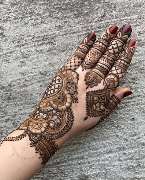 Palm Henna Designs Easy Simple, Henna Designs Easy Simple, Palm Henna Designs Easy, Eid Henna Design, Henna Eid, Palm Henna Designs, Wedding Henna Designs, Beautiful Simple Mehndi Design, Palm Henna