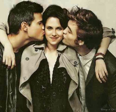 Love triangle: Edward, Bella,& Jacob Bella Y Edward, Funny Movie Memes, Kristen And Robert, Twilight Memes, Beau Film, Twilight Cast, Robert Pattinson And Kristen, Twilight Film, Edward Bella