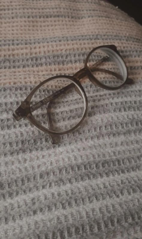 Grandma Glasses Aesthetic, Light Academia Glasses, Clear Brown Glasses, Brown Frame Glasses, Glasses Astethic, Brown Glasses Aesthetic, Girls With Glasses Aesthetic, Girl Glasses Aesthetic, Reading Glasses Aesthetic