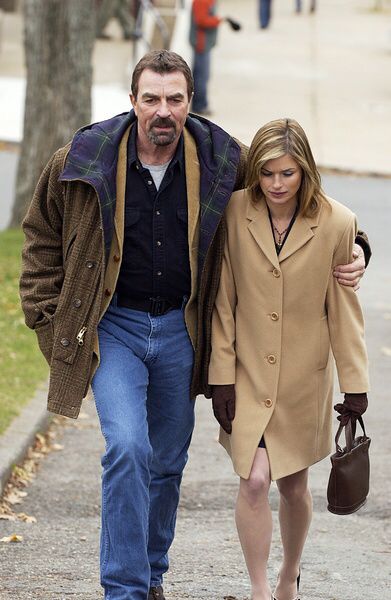 Jesse and Abby Tom Selleck Jesse Stone, Jesse Stone, Donnie Wahlberg, Tom Selleck, Old Tv Shows, Blue Bloods, Old Tv, Movie Tv, Trench Coat