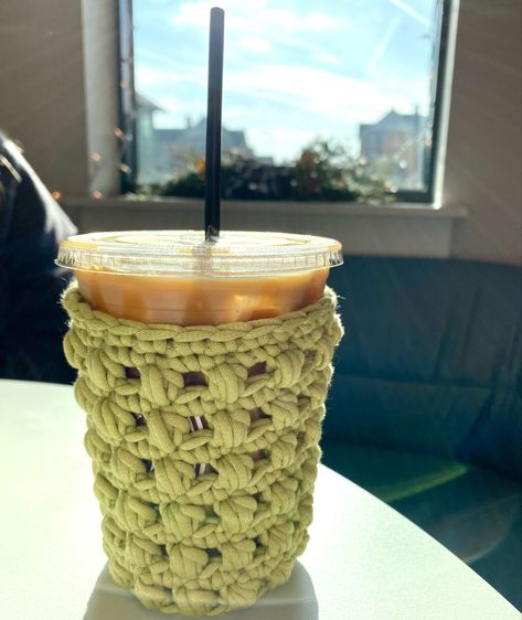 Iced coffee in a crochet coffee cozy. Crochet pattern. Free tutorial Crochet Cup Coaster, Iced Coffee Cozy, Mug Cover, Drink Koozie, Coffee Cozies, خريطة ذهنية, Crochet Mug, Cup Coaster, Iced Drinks