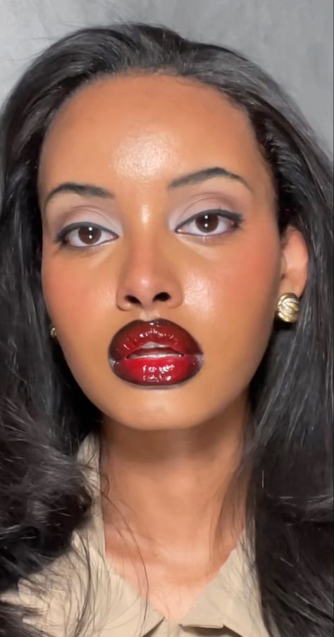 Red Lip Vintage Makeup, Black Bob Red Lips, Mib Makeup Look, Red Lips On Black Women, Sandy Makeup Grease, 1950’s Makeup, 1950 Makeup, Afnan Dano, Retro Makeup Looks