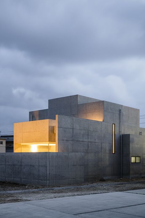 Tranquil House, Shiga Japan, Commercial And Office Architecture, Brutalism Architecture, Concrete Houses, Concrete Architecture, Minimal Architecture, Concrete House, Cultural Architecture