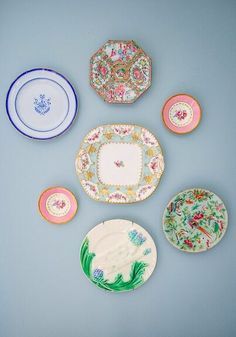 An easy step by step tutorial to install a plate wall anywhere in your home with eclectic plates for a charming grandmillennial look! I love a good gallery wall, especially when it showcases antique plates! For me each of these ceramic beauties is its own little work of art. What better way to display them then on a prettily arranged plate wall in my grandmillennial style dining room? Today, lovely peonies I’m sharing with you my secret method to install a plate wall that is hassle f… Plate Wall In Kitchen, Antique Plates On Wall, Paper Layout Templates, Eclectic Plates, Plate Walls, Dining Nooks, Diy Plate Rack, Cup Display, Breakfast Rooms