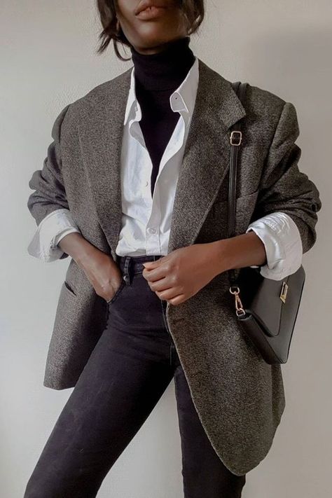 Gaun Fashion, Gray Blazer, Chique Outfits, Coat Outfit, French Girls, Vogue Australia, Looks Street Style, Aesthetic Style, Black Turtleneck