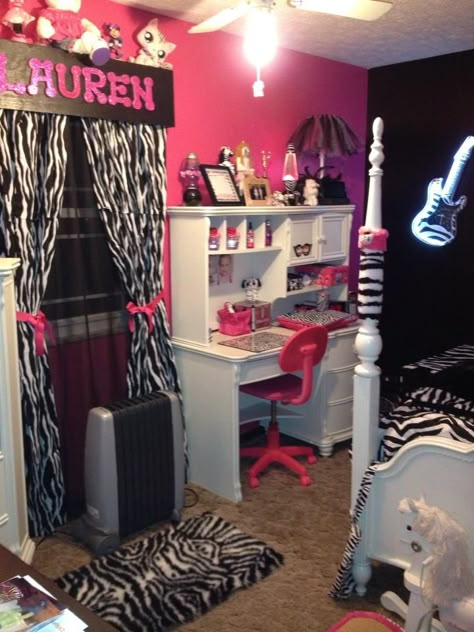 My girls room is already zebra and they have 2 windows, great idea for their names =]] Zebra Room Decor, Zebra Print Bedding, Zebra Bedroom, 2000s Room, Zebra Room, Girl Bedrooms, Glam Bedroom, Pink Bedrooms, Nitty Gritty