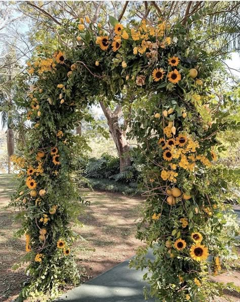 Sunflower Field Wedding Ceremony, Sunflower Arrangements Wedding, Sunflower Arch Wedding, Sunflower Wedding Arch, Sunflower Arch, Wedding Pelamin, Winter Sunflower, Shrek Wedding, Aisle Arrangements