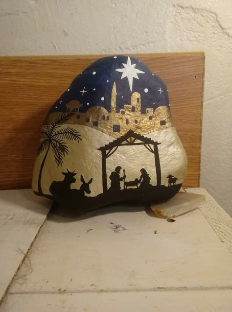 Christmas Pebble Art, Diy Nativity, Christmas Rocks, Diy Rock Art, Christmas Rock, Rock Painting Patterns, Rock Decor, Religious Christmas, Rock Painting Designs