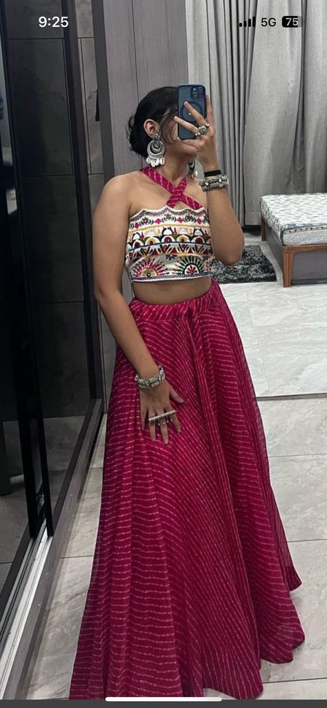 Backless Blouse Designs Navratri, Navratri Outfit From Scratch, Bandhni Choli Designs, Aesthetic Chaniya Choli, Navratri Clothes For Women, Navaratri Choli Design, Navratri Aesthetic Outfits, Navaratri Blouse Design, Navratri Dress Ideas