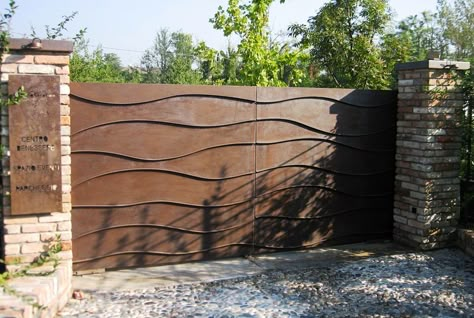 cancello in lamiera di corten Iron Main Gate Design, Amazing Gates, Wrought Iron Garden Gates, Garden Gates And Fencing, Iron Garden Gates, Cement Design, Modern Gate, House Fence Design, Entrance Gates Design