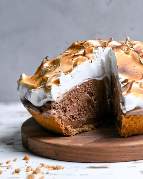 A S’mores Ice Cream Pie made with sugar cone crumbs, fudge sauce, smooth chocolate ice cream and a toasted vanilla meringue. Smores Ice Cream, Ice Cream Pie Recipe, Ice Cream Pie, Ice Cream Stand, Sugar Cones, Cream Pie Recipes, Ice Cream Pies, Fudge Sauce, Cookie Cups