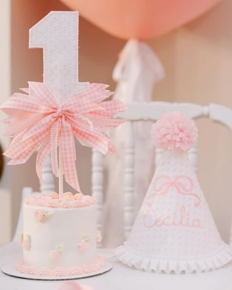 Pretty pretty setting! Bow Theme First Birthday Party, Bow 1st Birthday Party, 1st Birthday Bow Theme, First Birthday Girl Bow Theme, Pink Bow First Birthday, Vintage First Birthday, Dot Cakes, Princess First Birthday, Bow Cakes