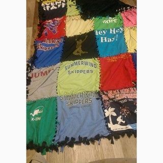 Diy Blankets No Sew, Sew Tshirt, Tshirt Quilt Diy, Tshirt Quilt Pattern, T Shirt Blanket, Sewing Tshirt, Knot Blanket, No Sew Blankets, Make A Tie