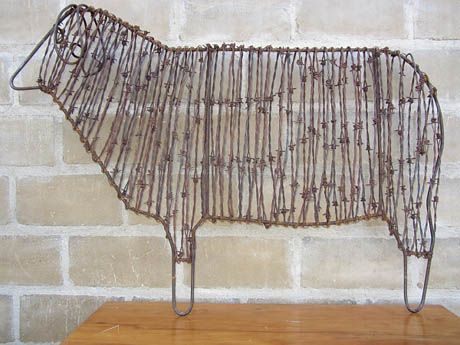 Farm Art Barb Wire Crafts, Chicken Wire Diy, Junk Metal Art, Chicken Wire Art, Wire Fish, Barbed Wire Art, Wire Creations, Wire Sculptures, Barb Wire