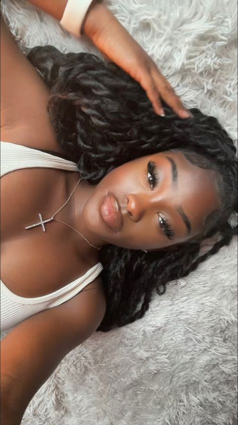 Pretty Selfies Black Skin, Dark Skin Face Claim, Dark Skin Aesthetic, Dark Skin Girl, Dark Skin Girl Aesthetic, Pretty Dark Skin Girl, Dark Skin Girls Pretty, Pretty Brown Skin Women, Dark Skin Baddie