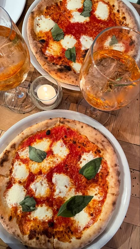 margherita pizza recipe, cocktail picture, aperol spritz, restaurant food pictures Happy Hour Restaurant, Cocktail Restaurant, Pizza Pictures, Restaurant Inspiration, Restaurant Pictures, Most Paused Movie Scenes, Food Cart Design, At Restaurant, Italy Food