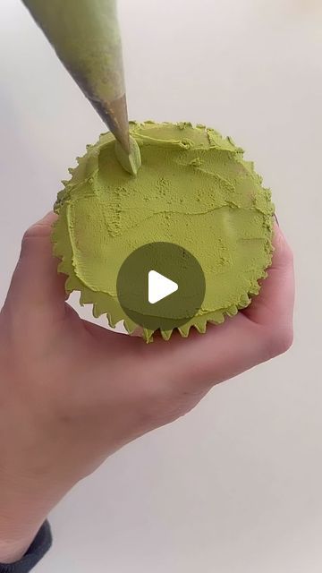 Cupcake Techniques, Cupcake Decorating Techniques, Buttercream Flowers Cupcakes, Buttercream Flowers Tutorial, Cupcake Flower Bouquets, Cupcakes Flores, Flower Piping, Cupcake Piping, Cake Techniques