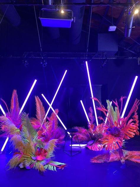 Jungle Wedding Theme, Jungle Wedding, Corporate Event Design, Neon Jungle, Deco Jungle, Disco Theme, Decoration Originale, Glow Party, Neon Party