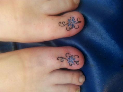 so these people have their nails removed so they can tattoo? SICK! Big Toe Tattoos For Women, Flower Tree Tattoo, Big Toe Tattoo, Stars And Moon Tattoo, Toe Tattoo, Toenail Removal, Toe Tattoos, Nail Tattoos, Pig Tattoo