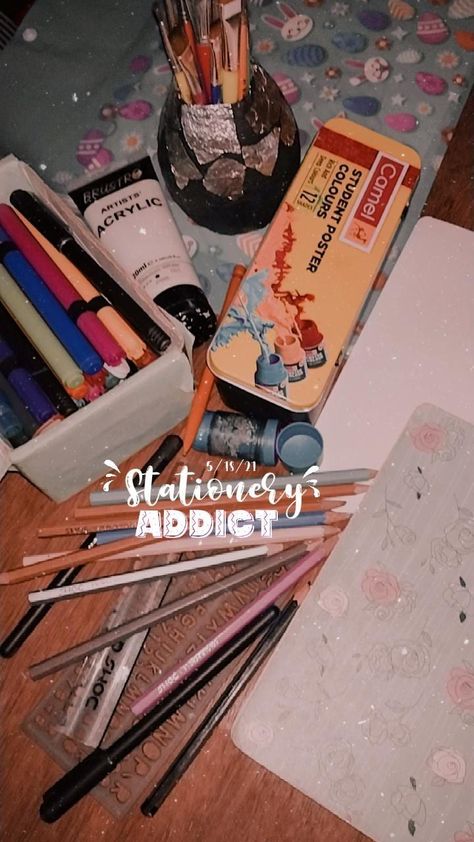 A mess everytime but only this mess can create a masterpiece.💖 Painting Artist Dp For Instagram, Art Mess Aesthetic, Painting Snapchat Story, Artists Aesthetic, Student Posters, Funny Snapchat Stories, Couples Dp, Colorful Room, Colorful Room Decor