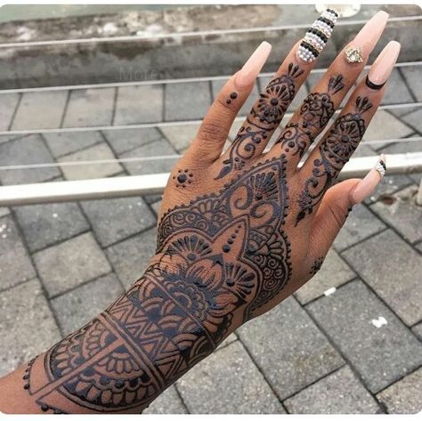 Want this so bad Hips Tattoo, Rihanna Hand Tattoo, Henne Tattoo, Mandala Hand Tattoos, Ring Tattoo, Henna Inspired Tattoos, Henna Tattoo Hand, Henna Tattoo Designs Hand, Tattoo Henna