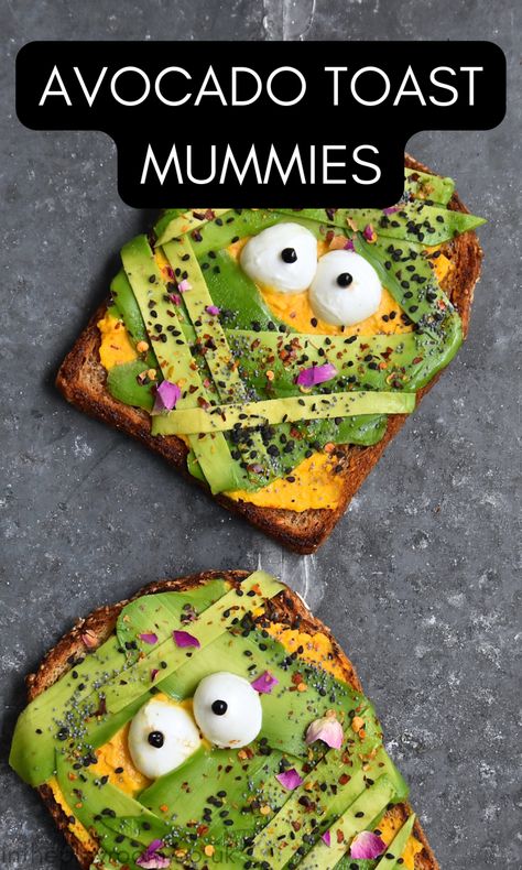 easy and healthy halloween recipe for kids. Mummy themed Avocado toast Halloween Brunch, Healthy Halloween Food, Halloween Charcuterie, Halloween Snacks For Kids, Halloween Food Dinner, Halloween Lunch, Halloween Breakfast, Snacks Candy, Halloween Foods