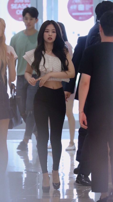 Jennie Kim Fits, Jennie Airport Outfit, Jennie Black Dress, Jennie Kim Airport Fashion, Jennie Kim Outfits, Savage Outfits, Jennie Airport, Blackpink Outfits, Jennie Kim Blackpink