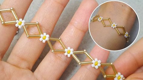 Bead Daisy Chain Tutorial, Bugle Beads Jewelry, Bugle Bead Bracelet Tutorials, Beaded Bracelet Diy, Daisy Chain Bracelet, Beaded Bracelet Tutorial, Tube Bead Bracelet, Flower Vines, Seed Bead Bracelet Patterns