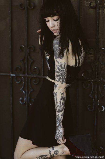 Black Metal Tattoo, Hannah Pixie Snowdon, Hannah Snowdon, Hannah Pixie, Woman With Tattoos, Girls With Sleeve Tattoos, Metal Tattoo, Tattoos Skull, Girl Sleeves