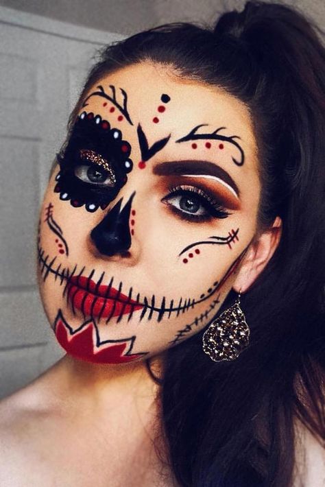 Classy Black And Red Sugar Skull Idea #blacksugarskull #halfface ★ A real Halloween look can’t do without a creative, jaw-dropping sugar skull makeup! And our pretty ideas are here to step out of the common image of the Mexican trend and help you try something new: simple half-colorful half-covered with rhinestones, glitter makeups, and lots of easy yet hip looks are here! #sugarskullmakeup #sugarskull #halloweenmakeup #scarymakeup #halloween Horror Smink, Makijaż Sugar Skull, Calavera Makeup, Karneval Diy, Unique Halloween Makeup, Halloween Makeup Sugar Skull, Dead Costume, Halloween Make-up Looks, Halloweenský Makeup