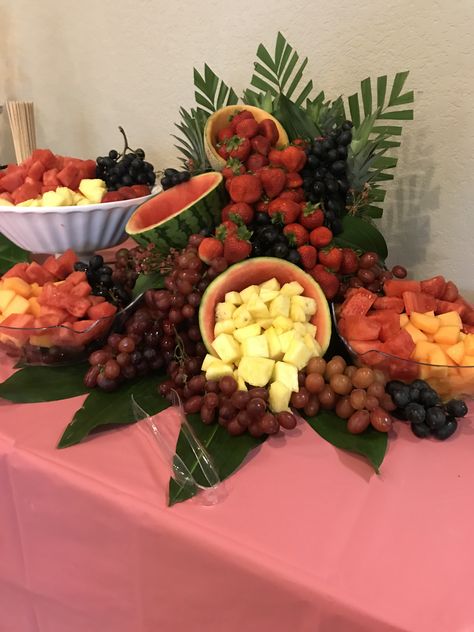 event fruit display cascade Fruit Cascade, Island Fruit Display, Fruit Table Display Wedding Dessert Bars, Fruit Cascade Display, Huge Fruit Platter, Blender Recipes Smoothies, Fruit Display Wedding, Fruit Tables, Fruit Buffet