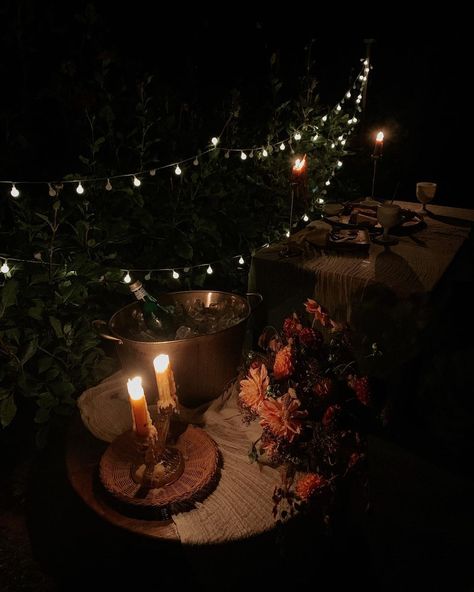 Star Gazing Picnic, Picnic Under The Stars Aesthetic, Candle Lit Picnic Night, Picnic Under The Stars, Nighttime Picnic, Night Picnic Aesthetic, Candle Lit Picnic, Candlelit Picnic, Night Picnic