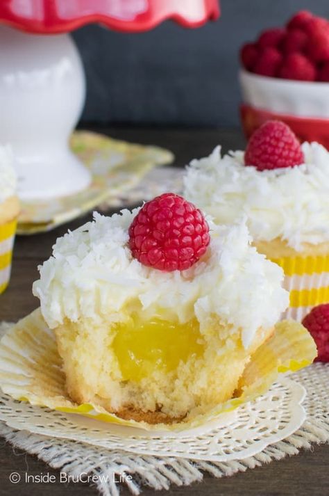 Coconut Cupcake Recipes, Spring Time Desserts, Lemon Pie Filling, Spring Dessert, Lemon Frosting, Coconut Cupcakes, Dessert Simple, Lemon Filling, Lemon Coconut