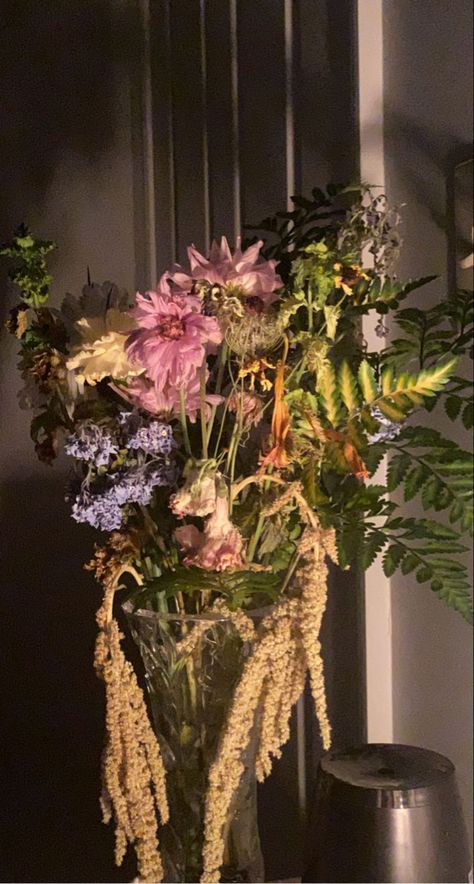 Dead Flowers On Wall, Flower Arrangement Aesthetic, Dead Flower Bouquet, Wilted Bouquet, Wilting Flowers Aesthetic, Dead Flowers Aesthetic, Tempest Costumes, Decaying Flowers, Wilted Flowers Aesthetic Dark