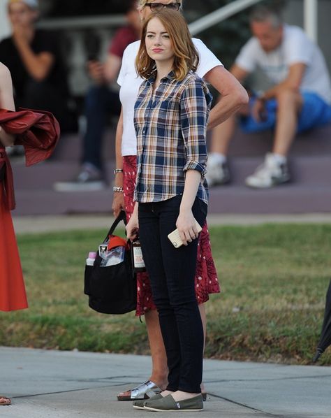 Emma Stone in TOMS shoes on the set of La La Land in Pasadena on August 18, 2015 Toms Shoes Outfits How To Wear, Outfits With Toms Shoes, Emma Stone Casual, Emma Stone Street Style, Emma Stone Outfit, Toms Outfits, Toms Shoes Outfits, Emma Stone Style, Simple Casual Outfits