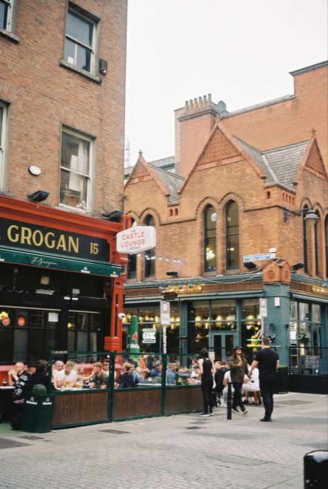 Summer dublin ireland film photo 35mm film kodak gold fujifilm traveling holiday city vibe aesthetic guinness pub bar Dublin Pub Aesthetic, Ireland On Film, Dublin Film Photography, Dublin Summer, Dublin Style, Dublin Aesthetic, Europe Backpacking, Dublin Pubs, Ireland Aesthetic