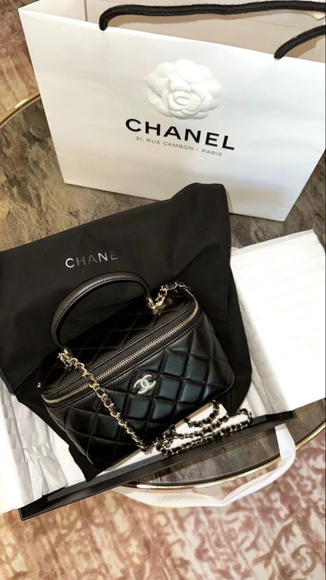 Chanel Bags Aesthetic, Chanel Vanity Bag, Chanel Vanity, Luxury Bags Collection, Rich Girl Aesthetic, Handbag Essentials, Vanity Bag, Luxe Life, Fancy Bags