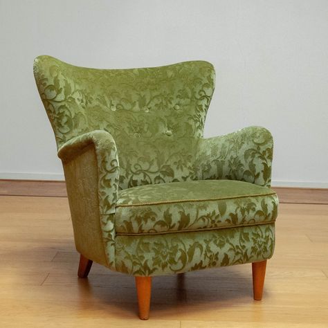 Listed on VNTG.com: 1940 Green Ton Sur Ton Velvet Wingback Club Chair by Ilmari Lappalainen for Asko | #vntg #vintage Funky Retro Furniture, Vintage Upholstered Chairs, 1950s Decor Interior Design, Wingback Chair Upholstery Ideas, Velvet Green Chair, Dark Green Chair, Funky Armchairs, Boho Chairs, Modern Wingback Chair